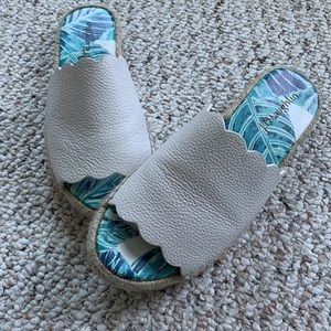 J.McLaughlin White scalloped sandals size 6